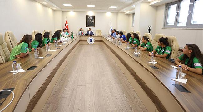 Horozkent Kadın Futbol Takımı Rektör Bağ’ı Ziyaret Etti