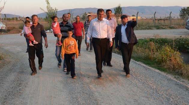 60 YILLIK KASABAYA İLK DEFA ASFALTLAMA YAPILDI