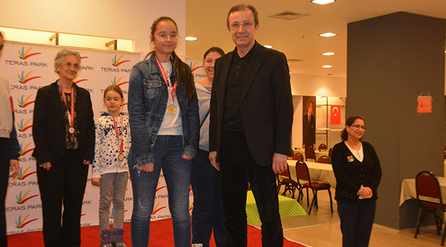 SATRANÇTA KADINLAR HAMLE YAPTI