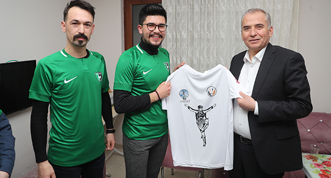 ZOLAN’DAN GENÇLERE DENİZLİSPOR FORMASI