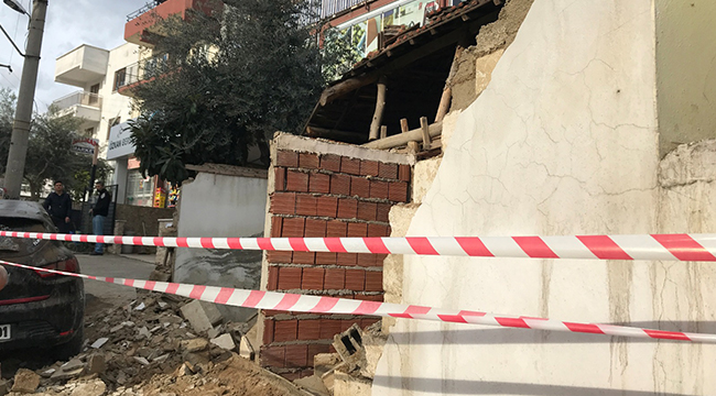 ÇÖKEN BAHÇE DUVARI ARACA ZARAR VERDİ