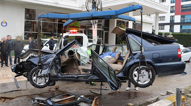 BARİYERLERE ÇARPAN SÜRÜCÜ KURTARILAMADI