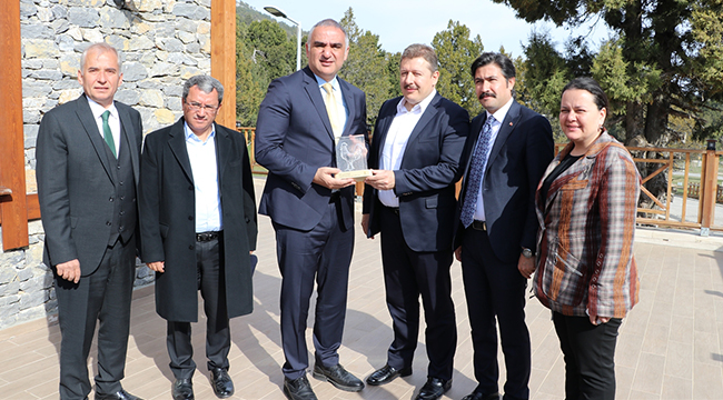 BAKAN ERSOY “LAODİKYA EFES STANDARTLARINA ÇIKARILACAK”