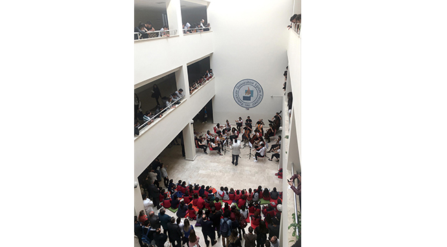 PAÜ GENÇLİK ODA ORKESTRASI DİNLEYİCİLERİ BÜYÜLEDİ