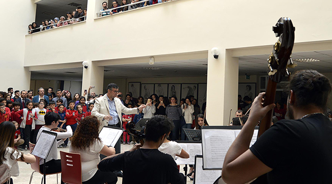 PAÜ GENÇLİK ODA ORKESTRASI DİNLEYİCİLERİ BÜYÜLEDİ
