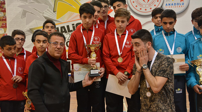 BADMİNTON'IN YILDIZLARI DENİZLİ'DEN GEÇTİ