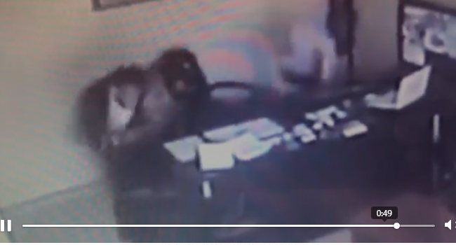 İŞYERİNE SİLAHLI SALDIRI ANI KAMERADA