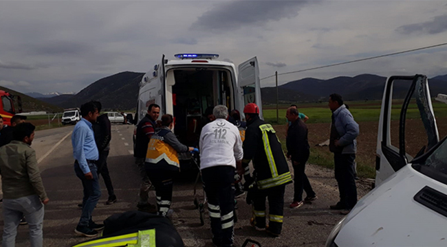 Kamyonet Otomobille Çarpıştı:3 Yaralı