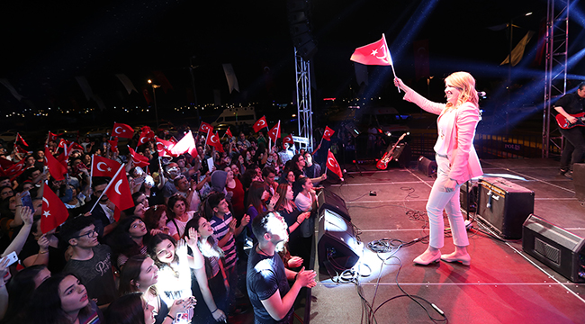 Merkezefendili Gençler Konserde Doyasıya Eğlendi