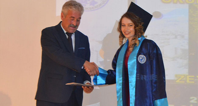 Bekilli Meslek Yüksekokulu Mezuniyetini Coşkuyla Kutladı
