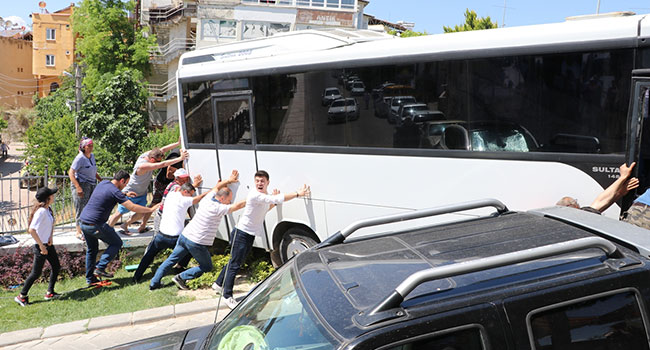 Midibüs İle Bariyerlerin Arasına Sıkıştı