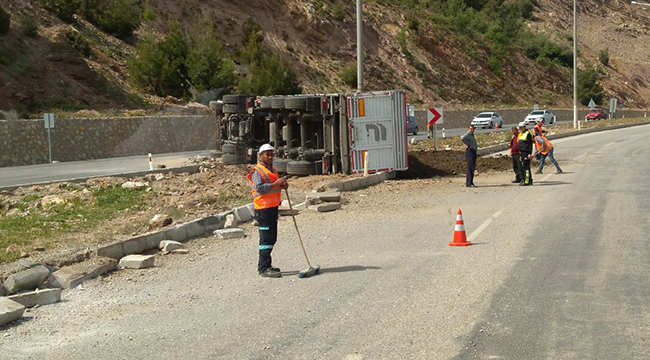 SÜRÜCÜSÜ KAZAYI HAFİF YARALI ATLATTI