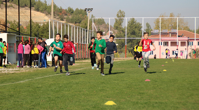 ÇAL'DA SPORCULAR ATA'YA SAYGI İÇİN KOŞTU