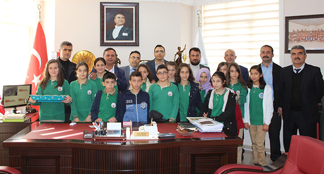 ÖĞRENCİLERDEN BAŞKAN AKCAN’A GÜL LOKUMU