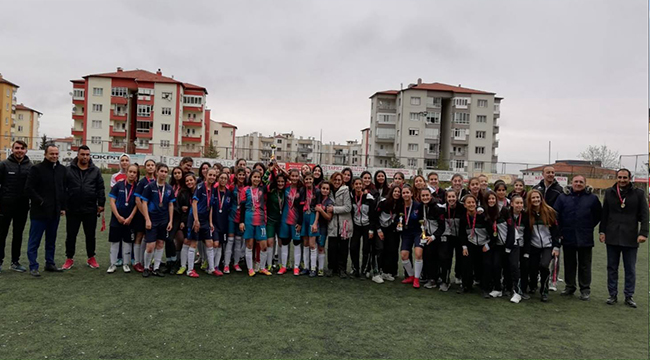 FUTBOLDA GENÇLER GOLE DOYURDU