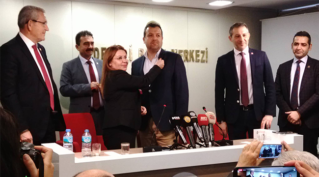 CHP'YE GEÇEN ARSLAN'A ROZETİ TAKILDI