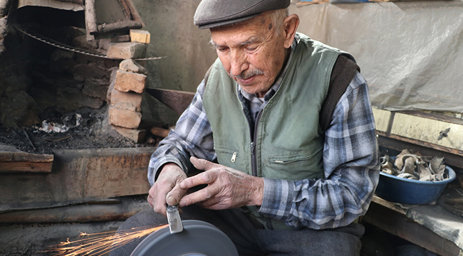 BIÇAKÇI ALİ USTA 77 YILDIR ÇELİK DÖVÜYOR
