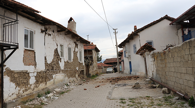 ACIPAYAM’DA 2KATLI BİR EV VE AHIR YIKILDI
