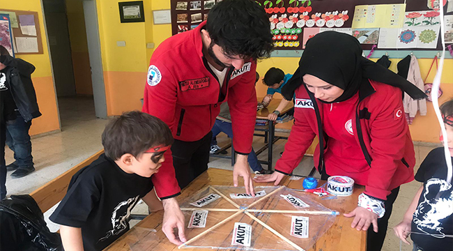 GELECEĞE UMUTLA BAKMAK İÇİN ÇOCUKLAR İLE ELELE