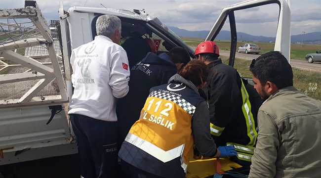 Kamyonet Otomobille Çarpıştı:3 Yaralı
