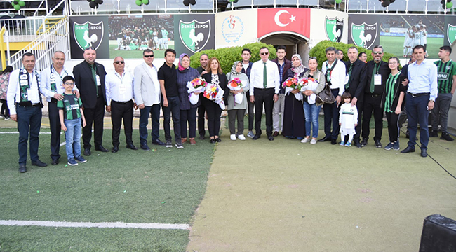 Abalı Denizlispor Yönetimi Maçı Şehit Anneleri ile izledi
