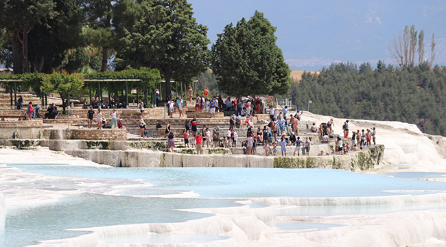 Pamukkale'yi 9 Günde 99 Bin 747 Turist Gezdi