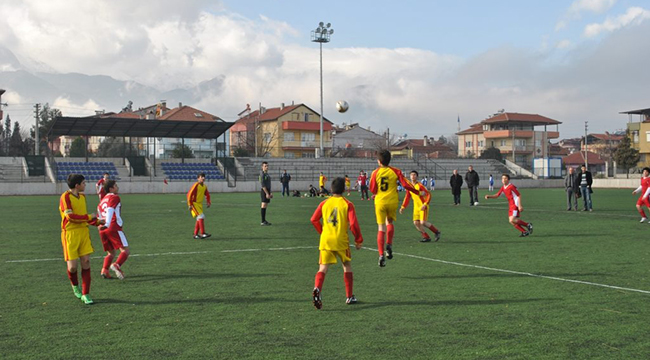 FUTBOLDA GENÇLER GOLE DOYURDU