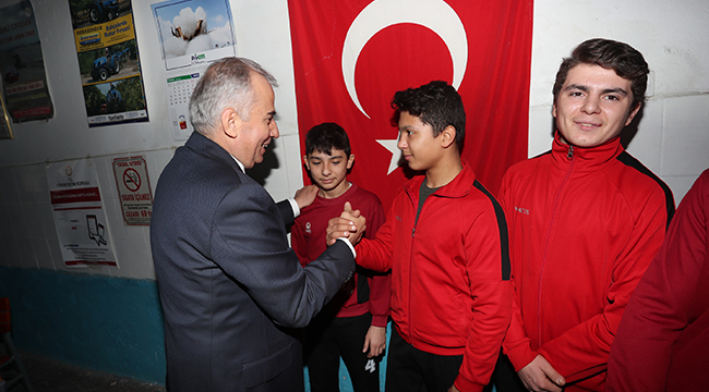 BAŞKAN ZOLAN SARAYKÖYLÜLERLE KUCAKLAŞTI