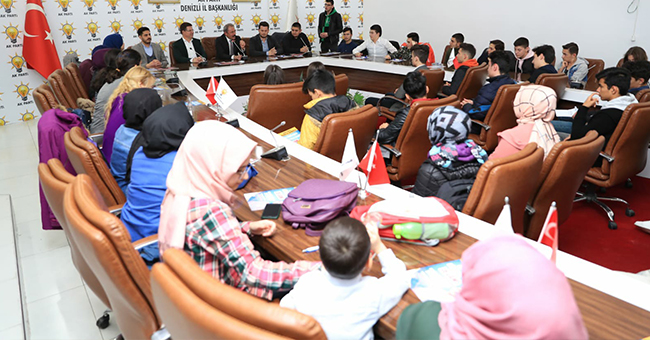 TİN PARTİLİ GENÇLERLE BİR ARAYA GELDİ