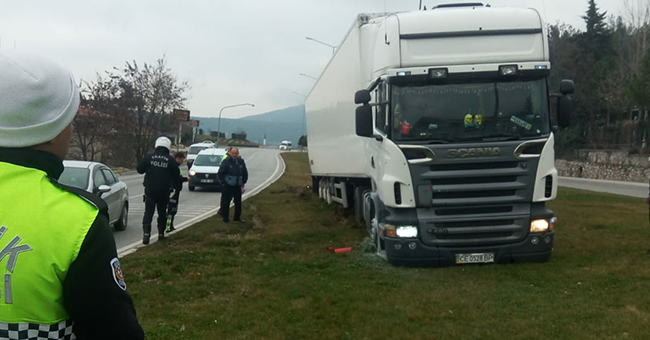 ARAÇLARA ÇARPMAMAK İÇİN REFÜJE ÇIKTI:2 YARALI