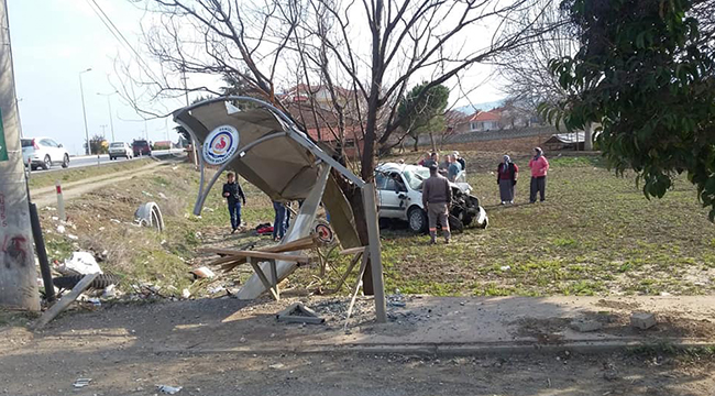 ACIPAYAM’DA OTOMOBİL TARLAYA UÇTU: 3 YARALI