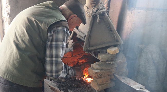 BIÇAKÇI ALİ USTA 77 YILDIR ÇELİK DÖVÜYOR