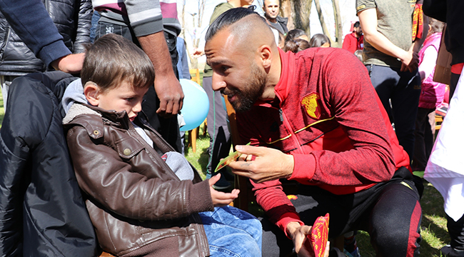 GÖZTEPELİ FUTBOLCULARDAN ÖRNEK DAVRANIŞ
