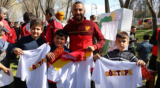 GÖZTEPELİ FUTBOLCULARDAN ÖRNEK DAVRANIŞ