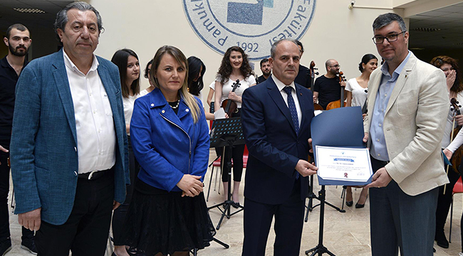 PAÜ GENÇLİK ODA ORKESTRASI DİNLEYİCİLERİ BÜYÜLEDİ
