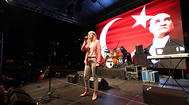 Merkezefendili Gençler Konserde Doyasıya Eğlendi