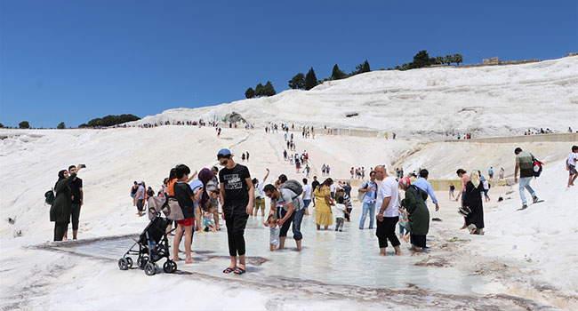 Pamukkale'yi 6 Günde 80 Bin Turist Gezdi