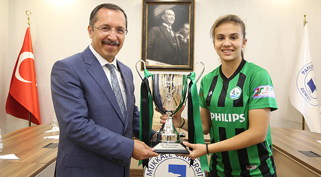 Horozkent Kadın Futbol Takımı Rektör Bağ’ı Ziyaret Etti
