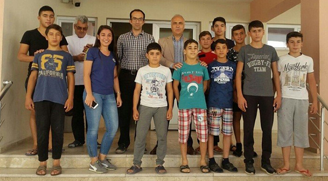 VALi KARAHAN'DAN GENÇLiK MERKEZiNE ZiYARET