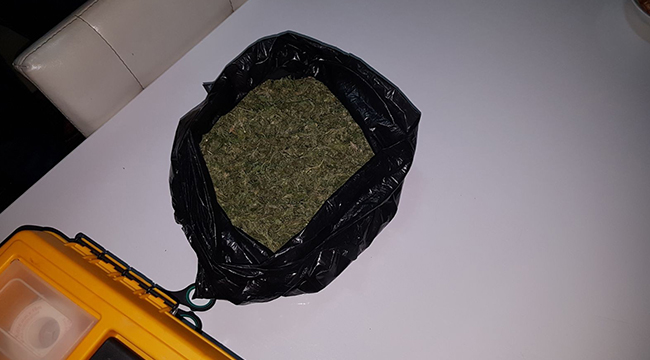 SAHTE EHLİYET VE UYUŞTURUCU İLE YAKALANDI