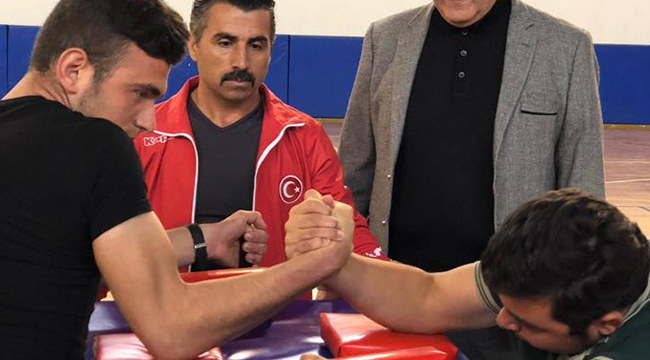 ÇİVRİL’DE BİLEK GÜREŞİ TURNUVASI YAPILDI