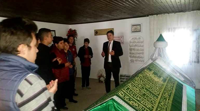 LİSE ÖĞRENCİLERİ TÜRBE VE ŞEHİTLİĞİ ZİYARET ETTİ