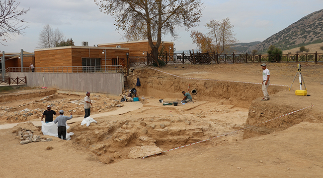 HİERAPOLİS’DE ÖLÜLERİN YAKILDIĞI ALAN BULUNDU