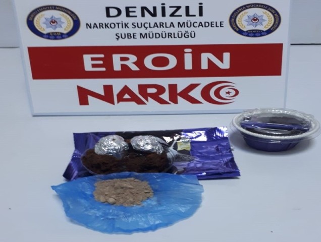 KEKİN İÇİNE 77 GRAM EROİN SAKLAMIŞLARDI