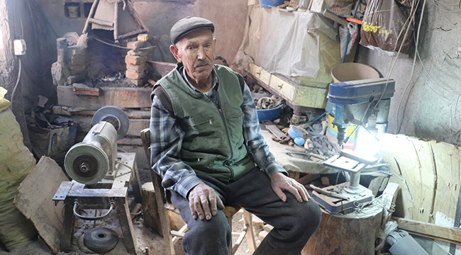 BIÇAKÇI ALİ USTA 77 YILDIR ÇELİK DÖVÜYOR