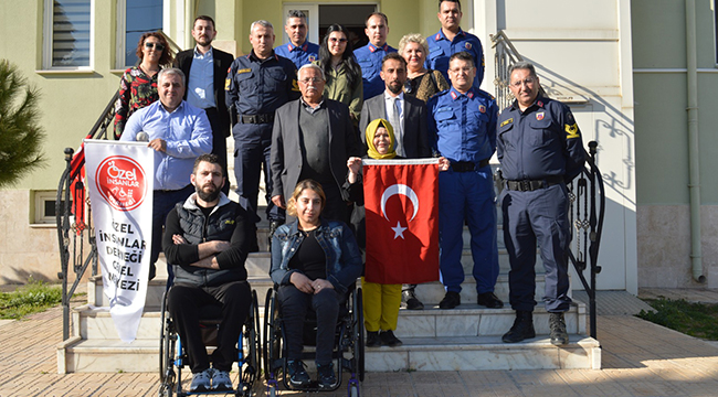 ÖZEL İNSANLAR ASKERLERE MORAL VERDİ