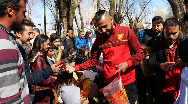 GÖZTEPELİ FUTBOLCULARDAN ÖRNEK DAVRANIŞ