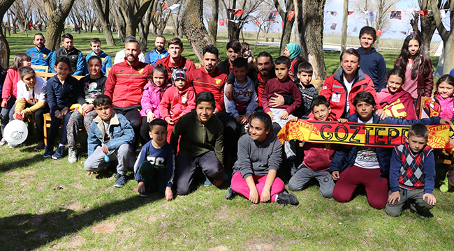 GÖZTEPELİ FUTBOLCULARDAN ÖRNEK DAVRANIŞ