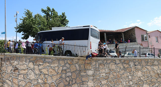 Midibüs İle Bariyerlerin Arasına Sıkıştı