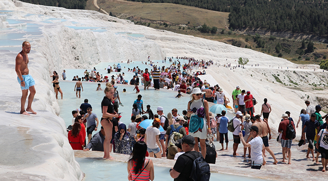 Pamukkale'yi 9 Günde 99 Bin 747 Turist Gezdi
